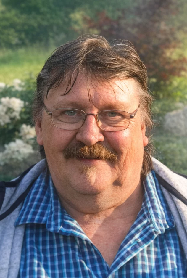 Portraet eines aelteren Mannes im Garten1gg